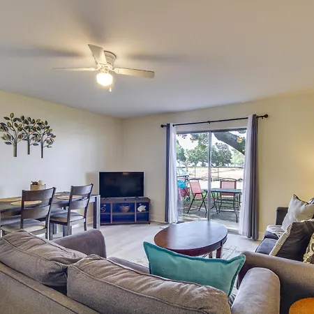 Airy Biloxi Condo With Patio Walk To Beach!